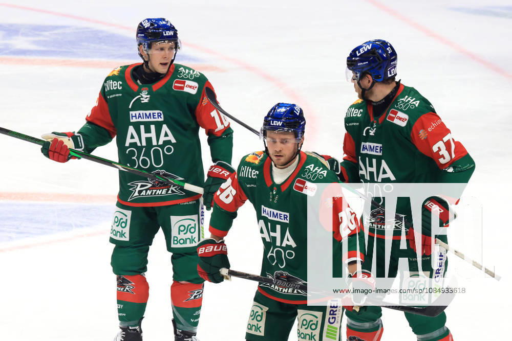 DEU, GER, Ice Hockey, Matchday 11, 2026–27 Season, Berlin, Eisbären Berlin vs. Augsburger Panther CAMERON WRIGHT Augsburger Panther 16, ALEXANDER BLANK Augsburger Panther 26, Kyle Wood Augsburger Panther 37, talk, discuss nordphoto GmbH Engler Berlin Uber Arena Berlin Germany