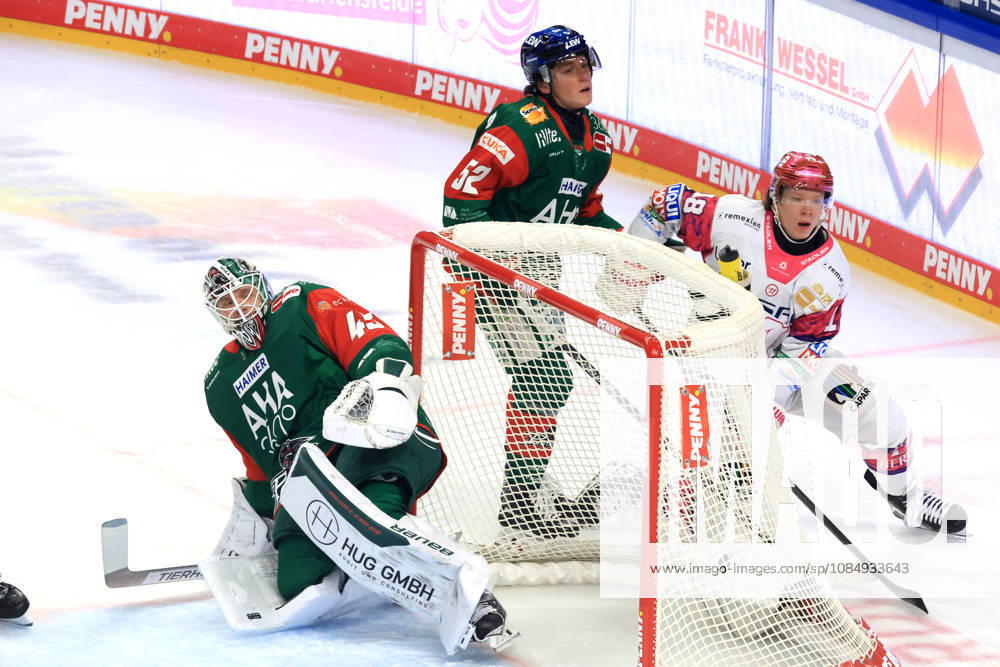 DEU, GER, Ice Hockey, Matchday 11, 2026–27 Season, Berlin, Eisbären Berlin vs. Augsburger Panther Jonas Mueller, Eisbären Berlin 18, ENRICO HENRIQUEZ, Augsburger Panther 52, TOBIAS ANCICKA, Augsburger Panther 45, nordphoto GmbH, Engler Berlin, Uber Arena Berlin, Germany