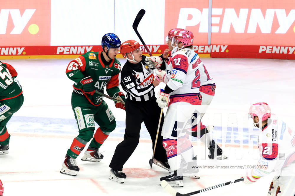 DEU, GER, Ice Hockey, Matchday 11, 2026–27 Season, Berlin, Eisbären Berlin vs. Augsburger Panther Referee: Manuel Wiederer Eisbären Berlin 21, Adam Smith Eisbären Berlin 4, SEBASTIAN ZWICKL Augsburger Panther 83 nordphoto GmbH Engler Berlin Uber Arena Berlin Germany