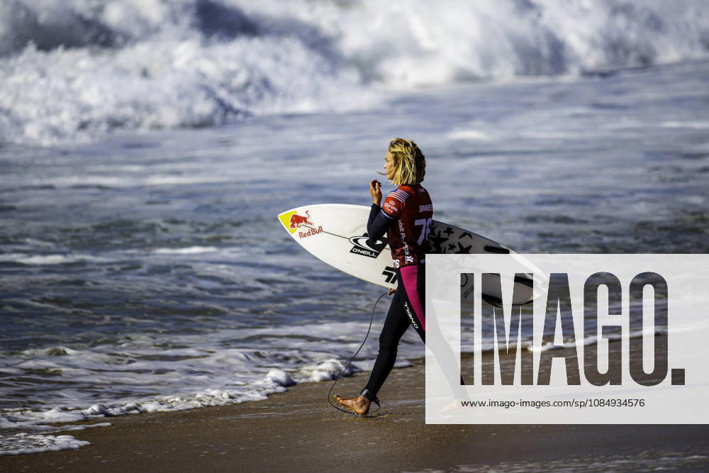 Caitlin Simmers in action during the Final of the World Surf League Womens - MEO Rip Curl Pro Portugal at Supertubos Beach on October 23, 2026, in Peniche, Portugal. Peniche Portugal - ZUMAr200 20261023_zsp_r200_039