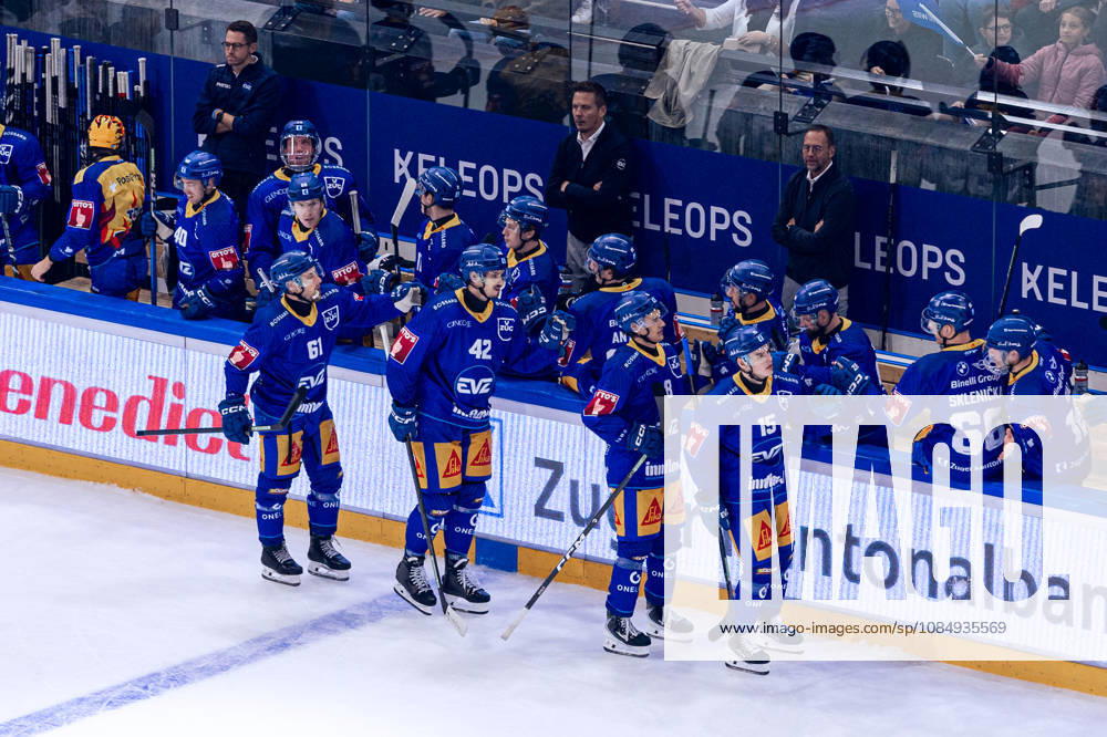 Successful Zug players celebrate at the bench on October 23, 2026—National League, Regular Season, Ice Hockey, OYM Hall, Zug EV vs. Lausanne HC. Photo by