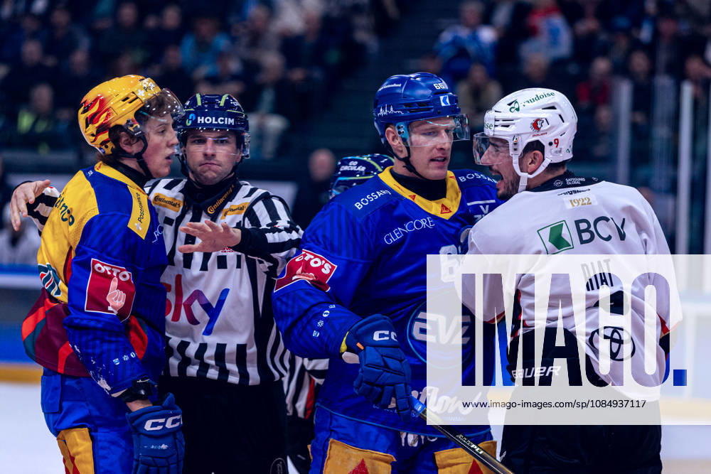 Damien Riat 9 Lausanne HC doesn t want to let top scorer Vinzenz Rohrer go to EV Zug after his check against Philipp Kurashev 23 Lausanne HC 23 10 2026 National League, Regular Season, Ice Hockey, OYM Hall, Zug EV Zug Lausanne HC Image by