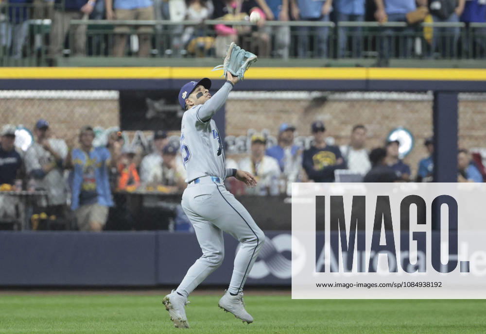 Tampa Bay Rays right fielder Victor Mesa Jr. (25) catches a fly ball from Milwaukee Brewers Jake Bauers in the first inning during game one of the 2026 MLB, Baseball Herren, USA World Series at American Family Field in Milwaukee, Wisconsin, on Friday, October 23, 2026. MIL20261023711 TANNENxMAURY