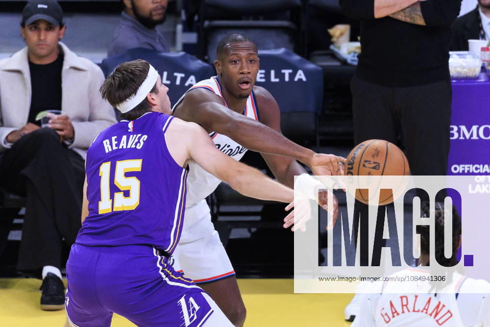 Kris Dunn 8 of the Los Angeles Clippers passes the ball as Austin Reaves 15 of the Los Angeles Lakers defends during their regular season NBA, Basketball Herren, USA game on Friday October 23, 2026 at Crypto.com Arena in Los Angeles, California. Lakers defeat Clippers, 125-117. ARIANA RUIZ PI Los Angeles USA - ZUMAp124 20261023_zaa_p124_033