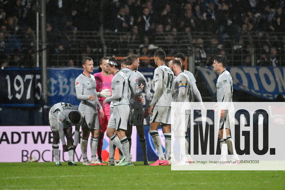 Wolfsburg s players gather for a discussion immediately after conceding a goal, October 23, 2026, Soccer, 2. Bundesliga, 2026–2027 season, Matchday 9, VfL Bochum vs. VfL Wolfsburg 1–1. DFL regulations prohibit any use of photographs as image sequences and or quasi-video. Bochum, Vonovia Ruhrstadion, North Rhine-Westphalia, Germany Team2