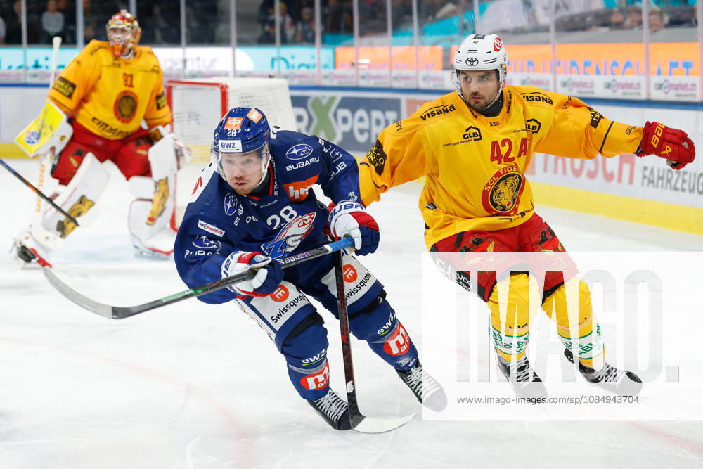 Swiss Life Arena, Zurich, SWITZERLAND, 2026–2027 Season, Men s Ice Hockey National League: ZSC Lions vs. SCL Tigers, Jesper Froeden (LW, ZSC Lions) vs. Phil Baltisberger (SCL Tigers)
