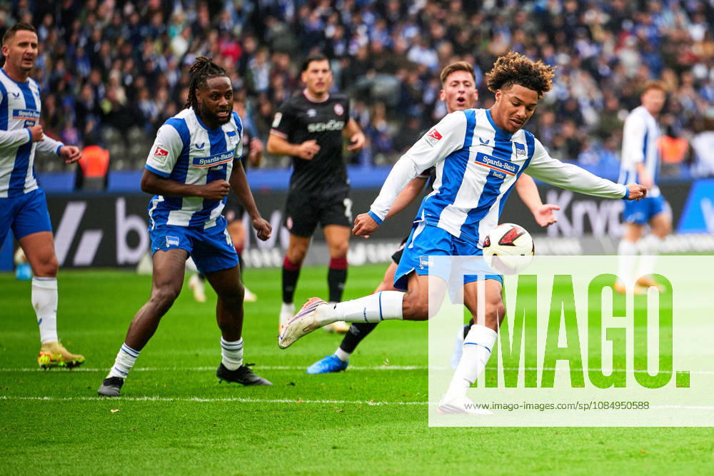 Deyovaisio Zeefuik, Hertha BSC, 42, Oluwaseun Victor Adewumi, Hertha BSC, 19, GER, Hertha BSC vs. Arminia Bielefeld, 2. Bundesliga, 2026–27 season, Matchday 9, October 24, 2026 DFL regulations prohibit any use of photographs as image sequences and or quasi-video GER, Hertha BSC vs. Arminia Bielefeld, 2. Bundesliga, 2026–27 season, Matchday 9, October 24, 2026, Berlin