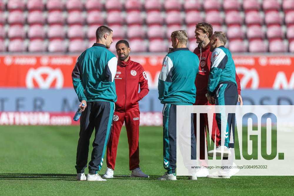 GER, Freiburg, SC Freiburg vs. Bayern Munich, Bundesliga, Soccer, DFB, 2026–2027 Season, Europa-Park Stadium, Matchday 7 in pictures: from left, both teams’ pre-match walkout. DFB and DFL regulations prohibit any use of photographs as image sequences and or quasi-video