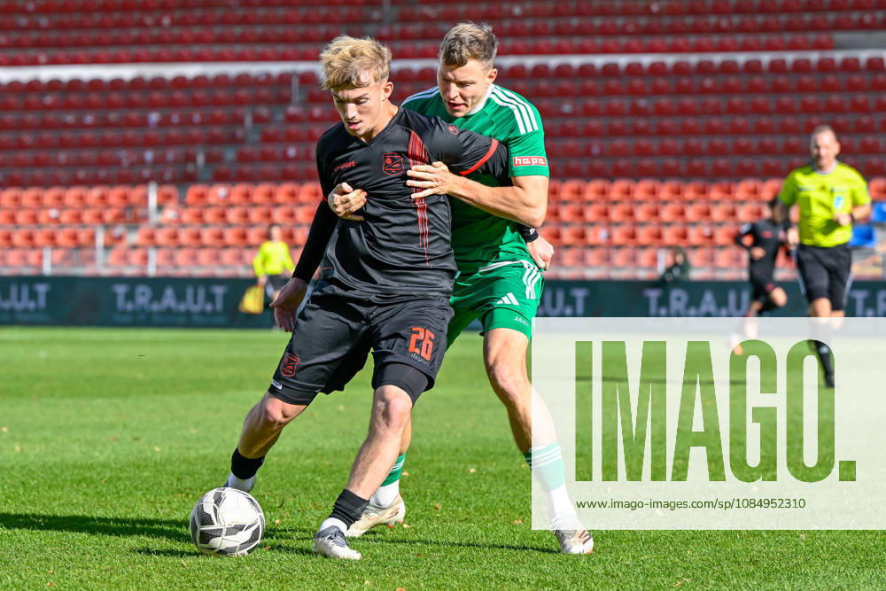 From left: Andy Breuer (Unterhaching), 26; Riko Manz (Ansbach), 29; in a one-on-one battle, duel, tackle, dynamic, action, 24 10 2026, Unterhaching, Germany, soccer, Bavarian Regional League, SpVgg Unterhaching, SpVgg Ansbach