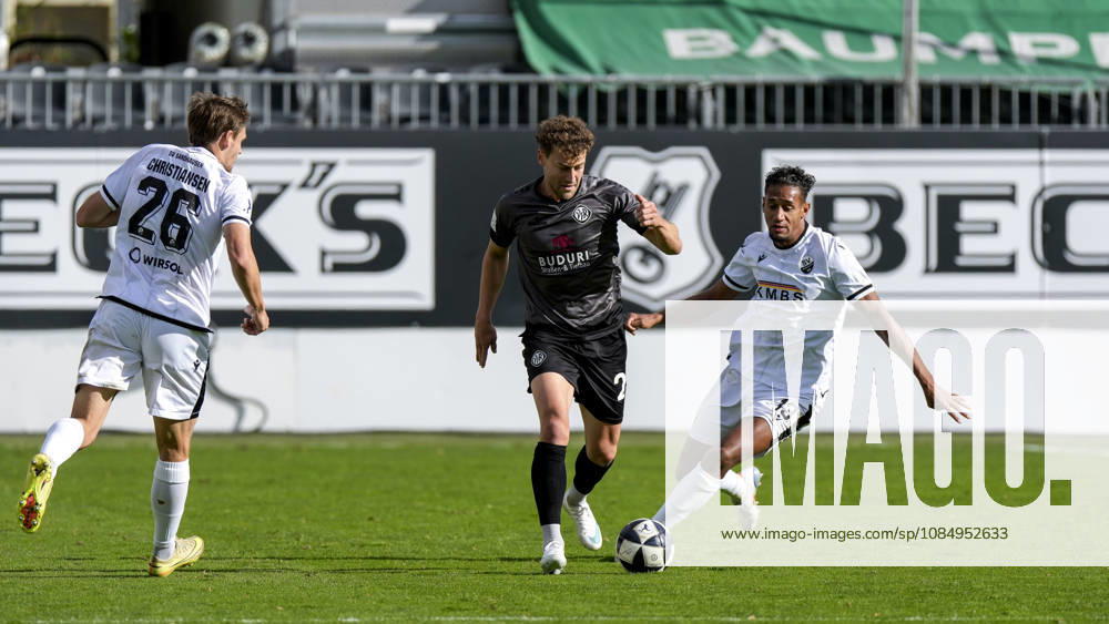 From left: Max Christiansen (SVS), 26, David Grözinger (Aalen), 21, Yannick Osee (SVS), 13, tackle, game scene, duel, tackle, tackling, dynamism, action, 10 24 2026, Sandhausen, Germany, soccer, Regionalliga Southwest, SV Sandhausen vs. VfR Aalen