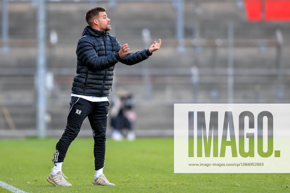 Niklas Reutelhuber Ansbach gives instructions, gesticulates, waves his arms, gives instructions, gesticulates, cutout, single frame, action, 24 10 2026, Unterhaching, Germany, soccer, Bavarian Regional League, SpVgg Unterhaching vs. SpVgg Ansbach