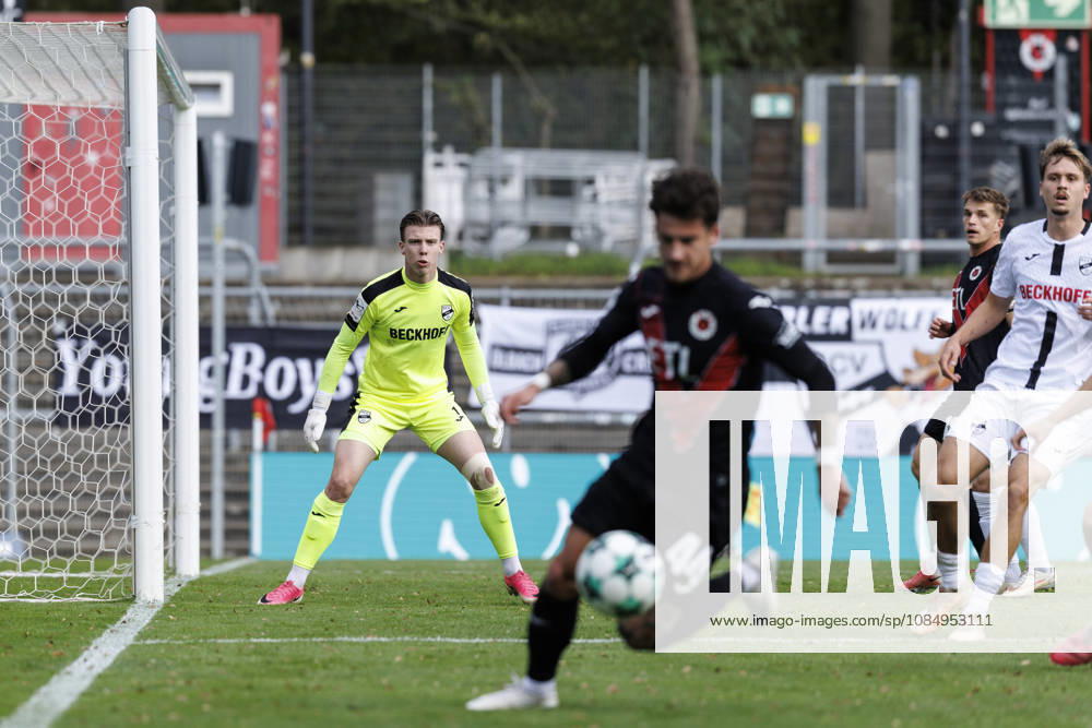 Keeper Timo Schlieck (SC Verl, 1) looks at Niklas Castelle (Viktoria Köln, 44) during the 3rd division match on gameday 11 between Viktoria Koeln vs. SC verl at the Sportpark Hoehenberg on October 24, 2026 in Koeln, Germany. DFL REGULATIONS PROHIBIT ANY USE OF PHOTOGRAPHS AS IMAGE SEQUENCES AND OR QUASI-VIDEO. Nordrhein-Westfalen Germany