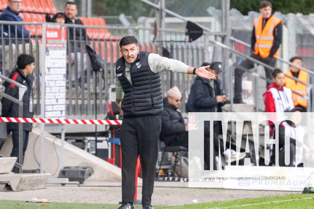 Orest Shala, coach of Sportclub Verl, discusses with his staff: FC Viktoria Koeln vs. SC Verl, soccer, 3. Liga, Matchday 11, 2026–2027 season, October 24, 2026 DFL DFB regulations prohibit any use of photographs as image sequences and or quasi-video FC Viktoria Cologne vs. SC Verl, soccer, 3rd Division, Matchday 11, 2026–2027 season, October 24, 2026, Cologne