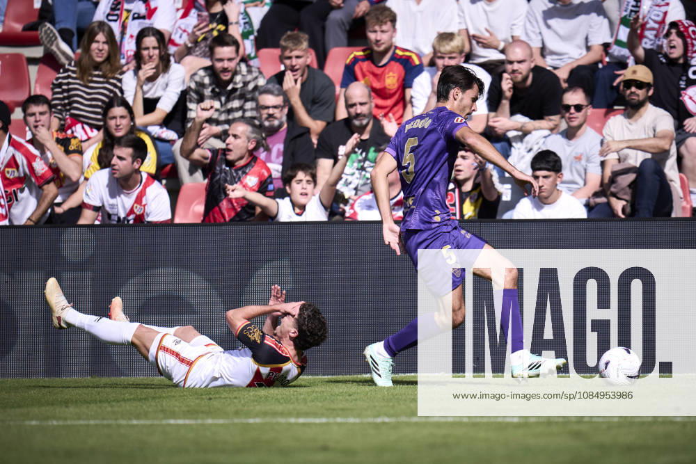 Adria Pedrosa of Rayo Vallecano and Federico Redondo of Elche CF in action during the Spanish League, LaLiga EA Sports, football match played between Rayo Vallecano and Elche CF at Vallecas stadium on October 24, 2026, in Madrid, Spain. Madrid Spain - ZUMAa181 20261024_zaa_a181_100