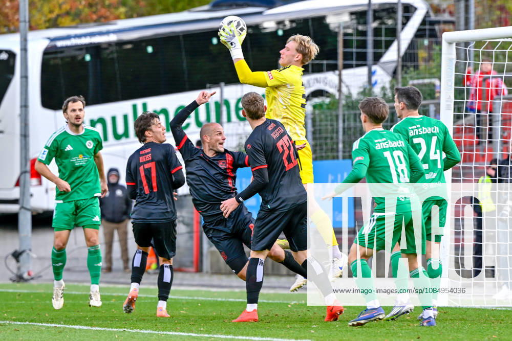 Nils Leidenberger, goalkeeper, Ansbach, 30, catches the ball before Samuel Weiss, Unterhaching, 17; Manuel Stiefler, Unterhaching, 8; and Cornelius Pfeiffer, Unterhaching, 22; 24, 10, 2026, Unterhaching, Germany, soccer, Bavarian Regional League, SpVgg Unterhaching vs. SpVgg Ansbach