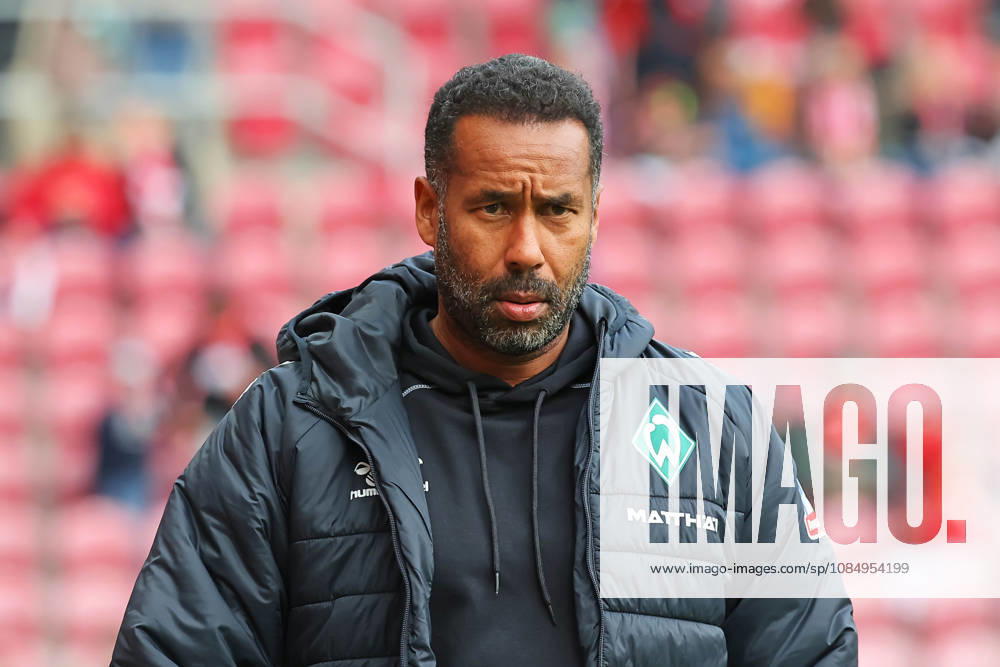 Mainz, Germany October 24, 2026 Bundesliga 2026–2027, Matchday 7: FSV Mainz 05 vs. SV Werder Bremen Pictured: SVW coach Daniel Thioune on his way to a TV interview. DFL regulations prohibit any use of photographs as image sequences and or quasi-video. Mewa Arena Rhineland Palatinate