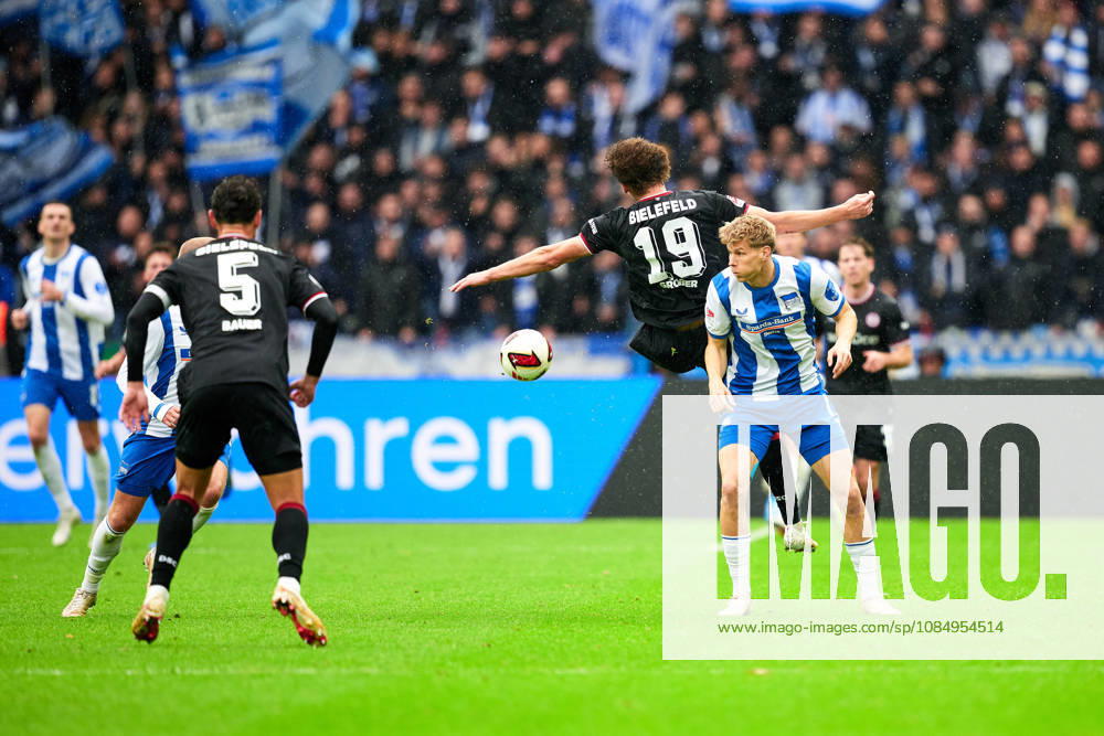 Maximilian Grosser, Arminia Bielefeld, 19, Luca Schuler, Hertha BSC, 18, GER, Hertha BSC vs. Arminia Bielefeld, 2. Bundesliga, 2026–27 season, Matchday 9, October 24, 2026 DFL regulations prohibit any use of photographs as image sequences and or quasi-video GER, Hertha BSC vs. Arminia Bielefeld, 2. Bundesliga, 2026–27 season, Matchday 9, October 24, 2026, Berlin