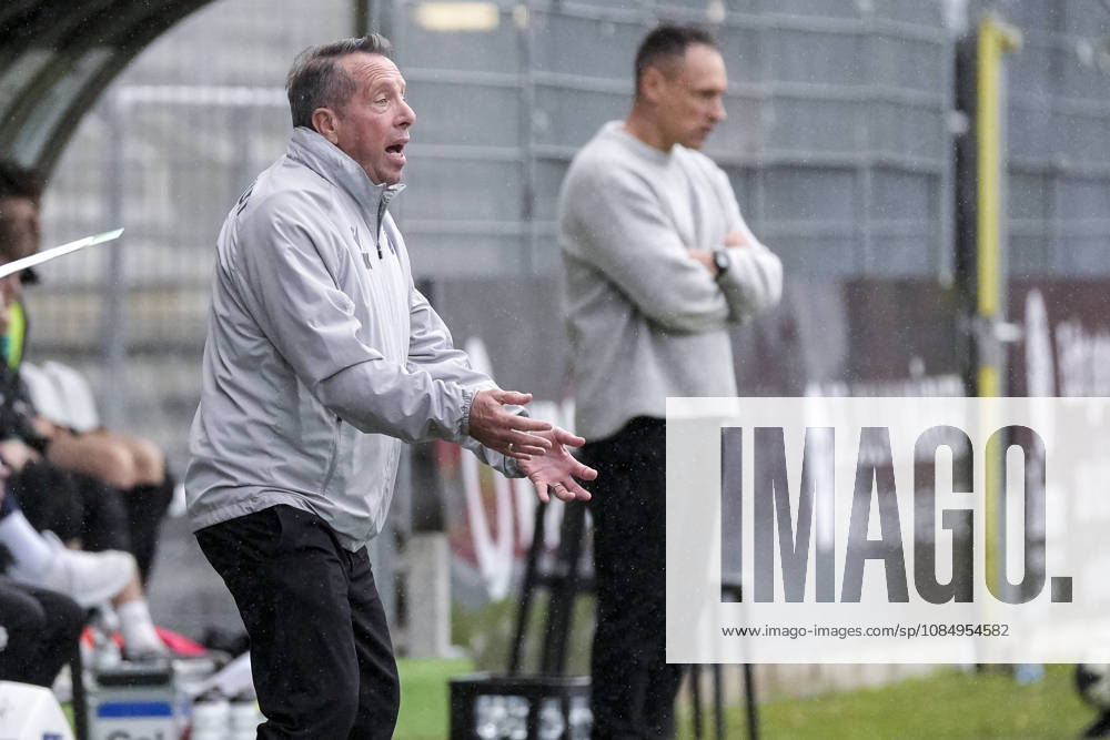 Markus Kauczinski, coach and head coach of SVS, gives instructions, gesturing with his arms; single frame, single photo, action, October 24, 2026, Sandhausen, Germany, soccer, Regionalliga Südwest, SV Sandhausen vs. VfR Aalen