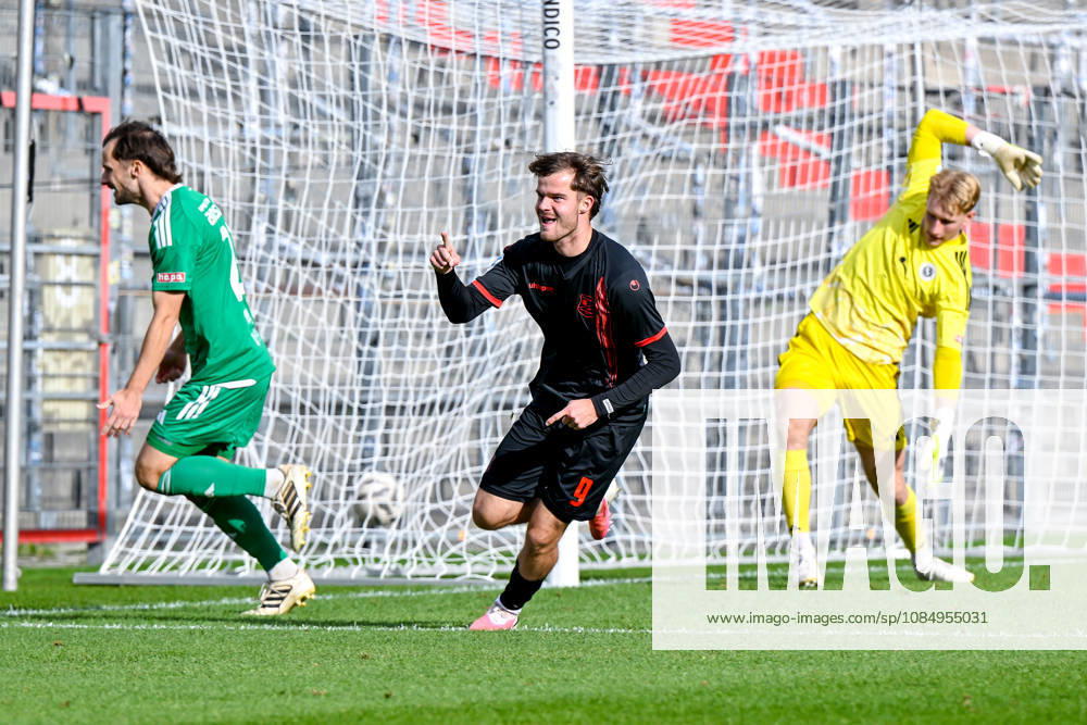 Jeroen Krupa of Unterhaching, 9, scores the 2-1 goal and turns away jubilantly; celebration, goal celebration, goal scored, celebrate the goal, goal, celebration, cheering over the goal, optimistic, action, Eric Weeger (Ansbach), 25, and Nils Leidenberger (goalkeeper, Ansbach), 30, looking disappointed, disappointment, frustration, disappointed, pessimistic, October 24, 2026, Unterhaching, Germany, soccer, Bavarian Regional League, SpVgg Unterhaching vs. SpVgg Ansbach