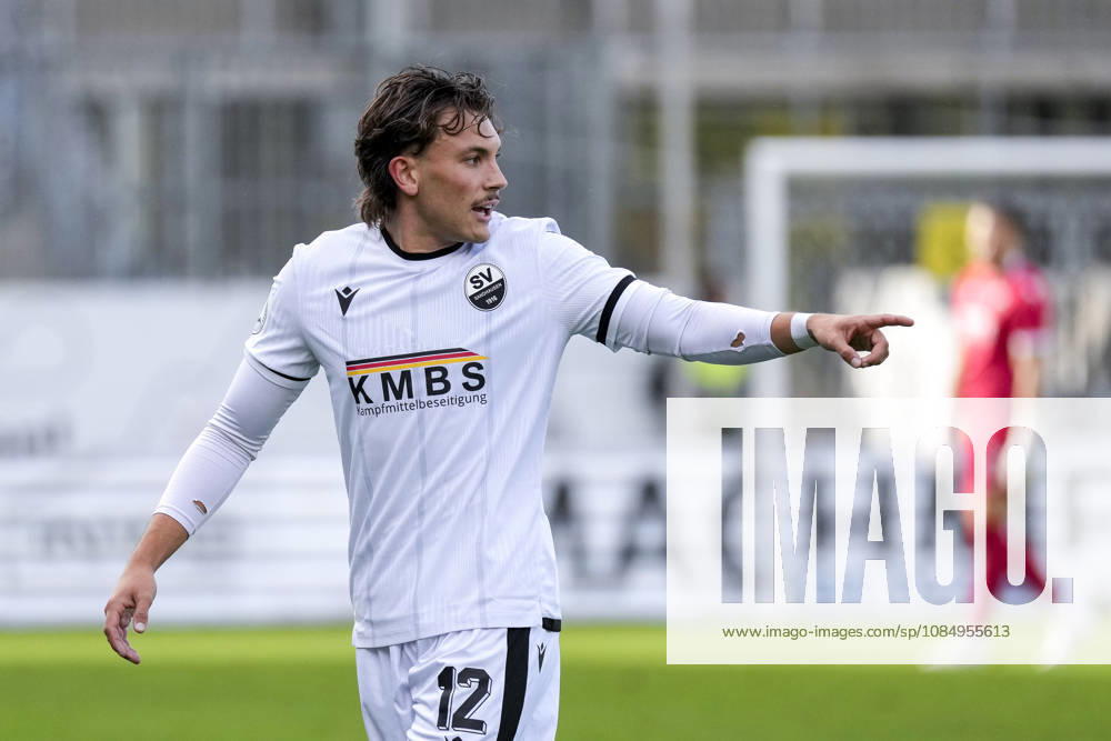Florian Engelhardt (SVS, 12) gives instructions, gesturing with his arms; single frame, single photo, action, October 24, 2026, Sandhausen, Germany; soccer, Regionalliga Südwest, SV Sandhausen vs. VfR Aalen