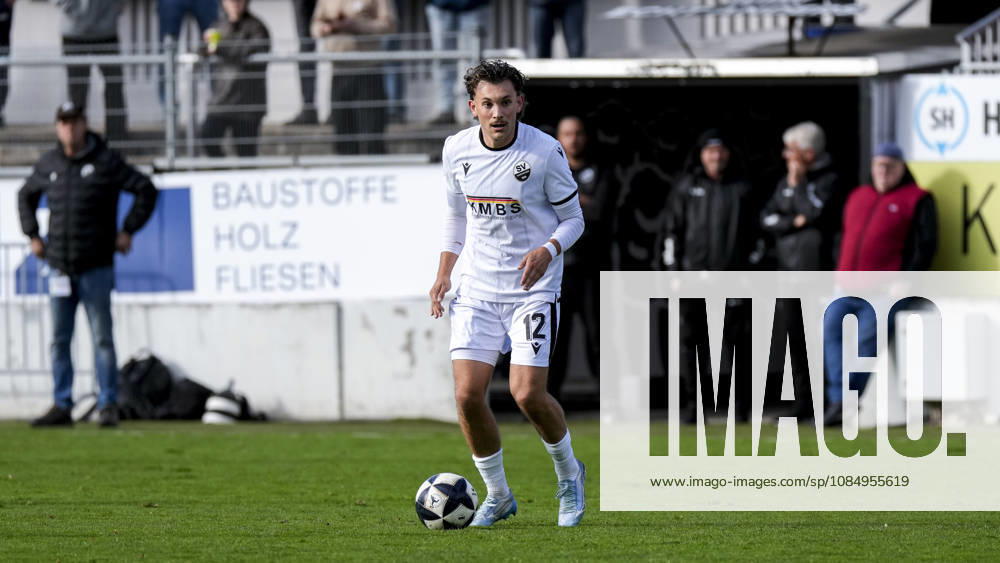 Florian Engelhardt SVS, 12, on the ball, cutout, full-body, single frame, single photo, action, October 24, 2026, Sandhausen, Germany, soccer, Regionalliga Südwest, SV Sandhausen vs. VfR Aalen