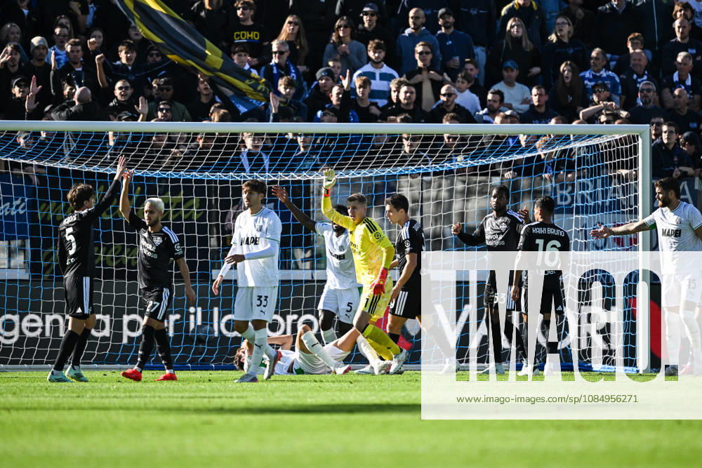 Jean Butez of Como Calcio react during the Serie A soccer match between Como Calcio and Sassuolo FC at the Giuseppe Sinigaglia stadium in Como, north Italy - October 24, 2026 - Soccer.
