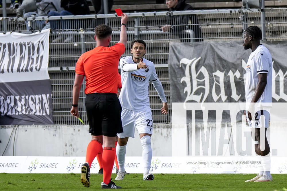 Nico Dönge s referee shows Kwabe Schulz (SVS, 2) a yellow-red card, sending him off, ejection, dismissal, second yellow card, highlight, action, play, game moment, October 24, 2026, Sandhausen, Germany, soccer, Regionalliga Southwest, SV Sandhausen vs. VfR Aalen