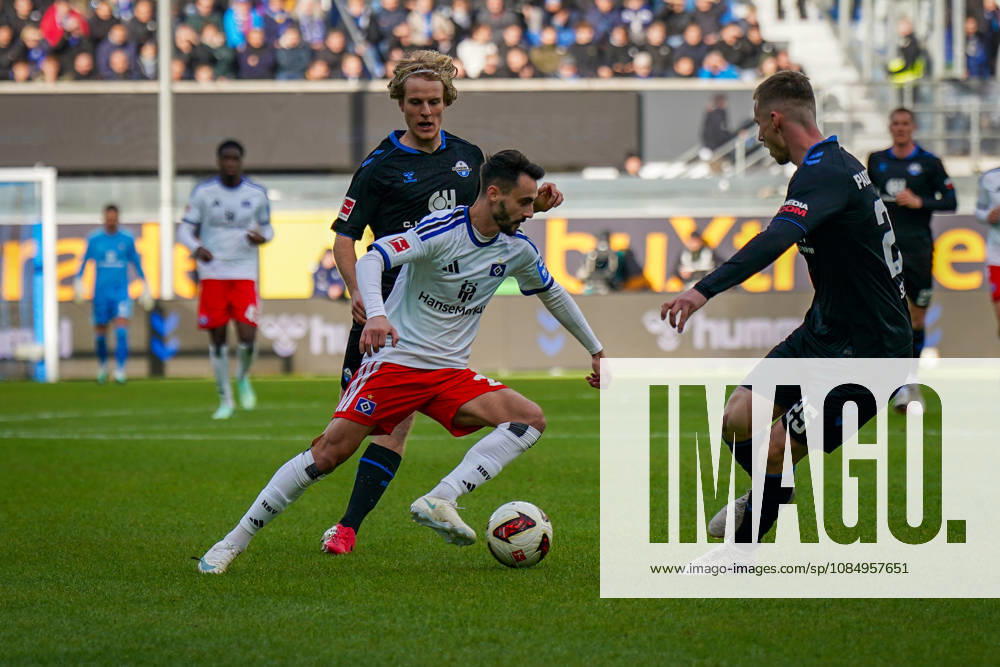 German Bundesliga 2026–2027, Matchday 7: SC Paderborn vs. Hamburger SV at Home Deluxe Arena, Paderborn. Fabio Vieira (Hamburger SV), 20 (on the ball with Mattes Hansen, Paderborn), 22 (Tjark Scheller, Paderborn), 25