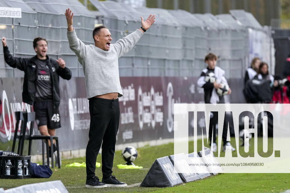 Beniamino Molinari, coach and head coach of Aalen, gives instructions, gestures, gesturing with his arms, headshot, full-body shot, single frame, single photo, action, 24 10 2026, Sandhausen, Germany, soccer, Regionalliga Südwest, SV Sandhausen vs. VfR Aalen