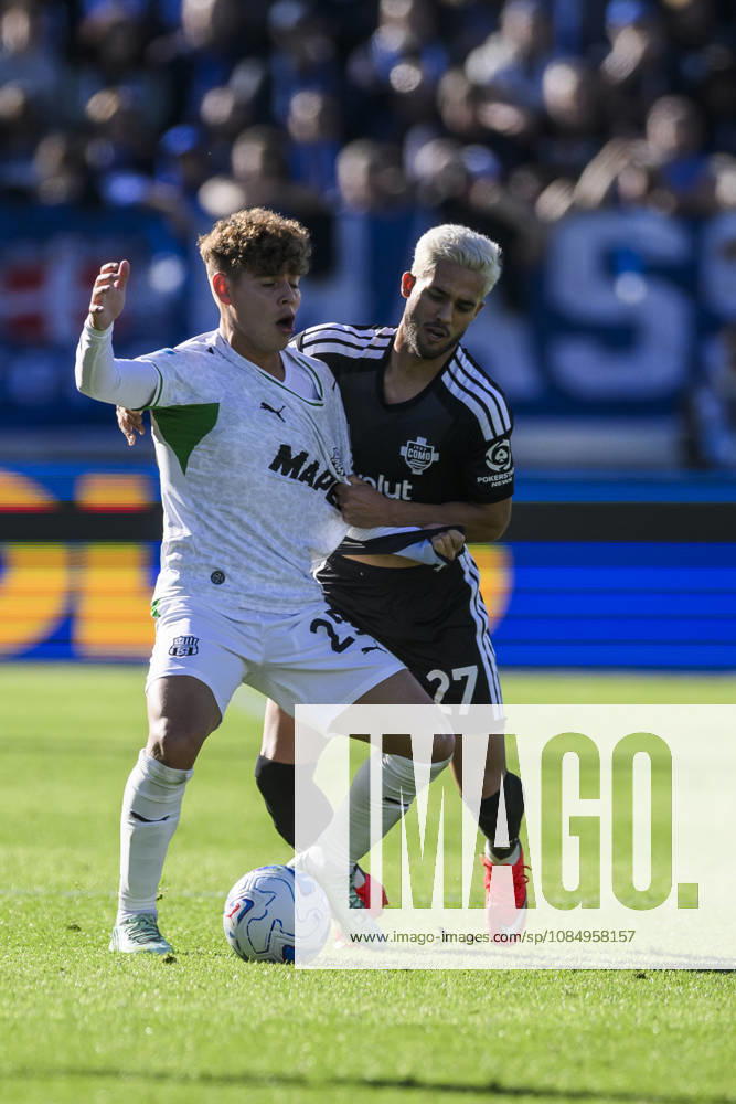 Como 1907 v US Sassuolo - Serie A Benja Dominguez of US Sassuolo competes for the ball with Yan Couto of Como 1907 during the Serie A football match between Como 1907 and US Sassuolo. Como Italy
