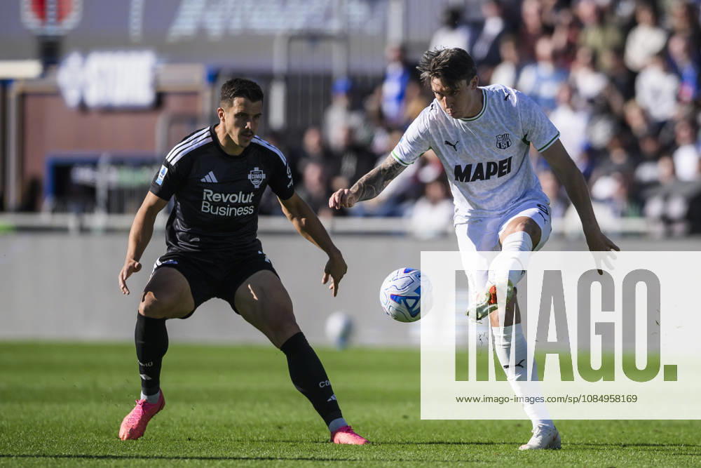Como 1907 v US Sassuolo - Serie A Kieron Bowie of US Sassuolo competes for the ball with Marc-Oliver Kempf of Como 1907 during the Serie A football match between Como 1907 and US Sassuolo. Como Italy