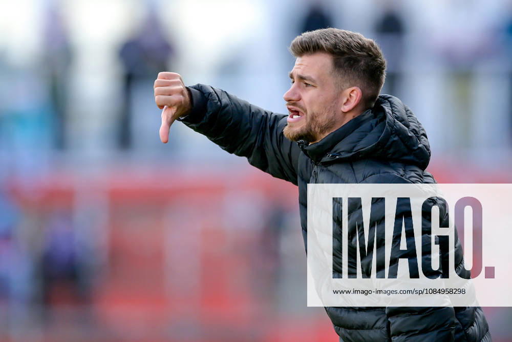 Coach Niklas Reutelhuber of Ansbach gives a thumbs-down, gives instructions, gestures with his arms, single frame, action, October 24, 2026, Unterhaching, Germany, soccer, Bavarian Regional League, SpVgg Unterhaching vs. SpVgg Ansbach
