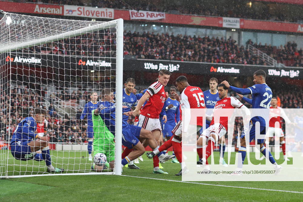 Arsenal gegen Everton, 24. Oktober 2026, London, Premier League, Fußball: Arsenal gegen Everton – Ezri Konsa von Arsenal erzielt das erste Tor. Foto: Mark Leech, London, Großbritannien