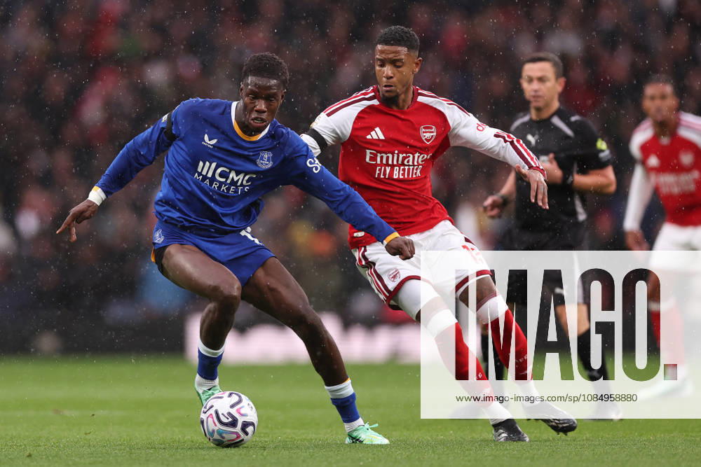London, England, 24th October 2026. Thierno Barry of Everton and Ezri Konsa of Arsenal challenge for the ball during the Arsenal vs Everton Premier League match at the Emirates Stadium, London. Picture credit should read: David Klein Sportimage . SPI_020_DK_Arsenal_Everton SPI-5095-0020