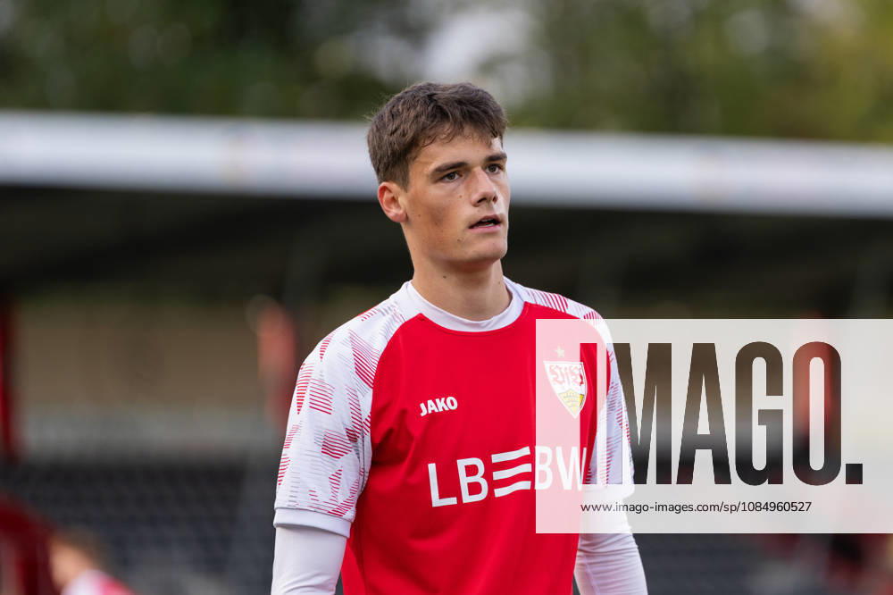 Soccer 3rd Division, VfB Stuttgart U23 vs. Alemannia Aachen, from left: Lauri Penna 7, VfB Stuttgart II warming up in Großaspach