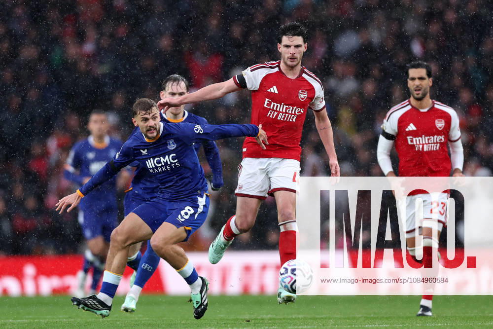 London, England, 24th October 2026. Kiernan Dewsbury-Hall of Everton and Declan Rice of Arsenal challenge for the ball during the Arsenal vs Everton Premier League match at the Emirates Stadium, London. Picture credit should read: David Klein Sportimage . SPI_035_DK_Arsenal_Everton SPI-5095-0035