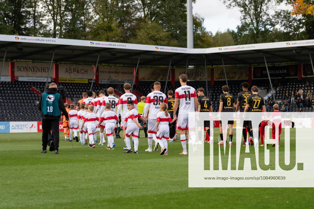Soccer 3rd Division, VfB Stuttgart U23 vs. Alemannia Aachen, from left: Teams warming up in Großaspach