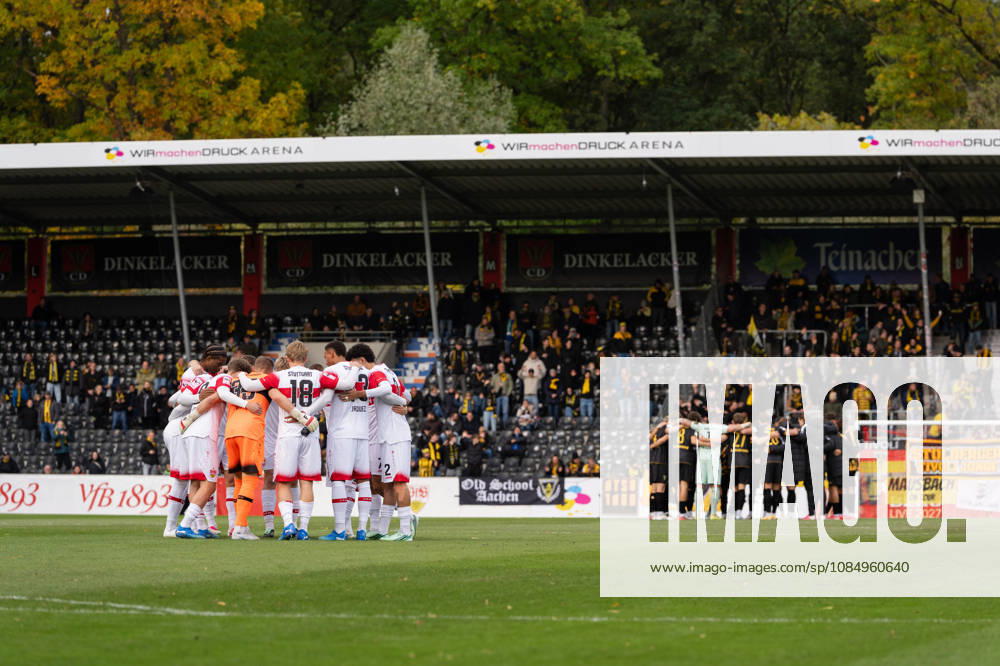Soccer 3rd Division, VfB Stuttgart U23 vs. Alemannia Aachen, from left: the players from both teams gathered in a circle before kickoff in Großaspach