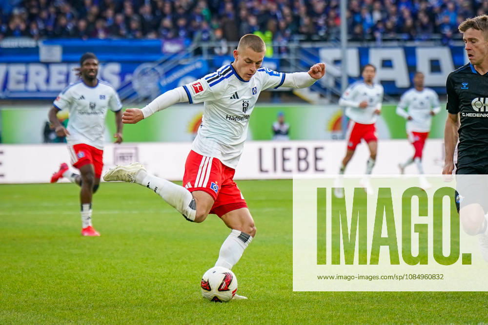 German Soccer Bundesliga 2026–2027, Matchday 7: SC Paderborn vs. Hamburger SV at Home Deluxe Arena, Paderborn; Miro Muheim (Hamburger SV), 28 on the ball