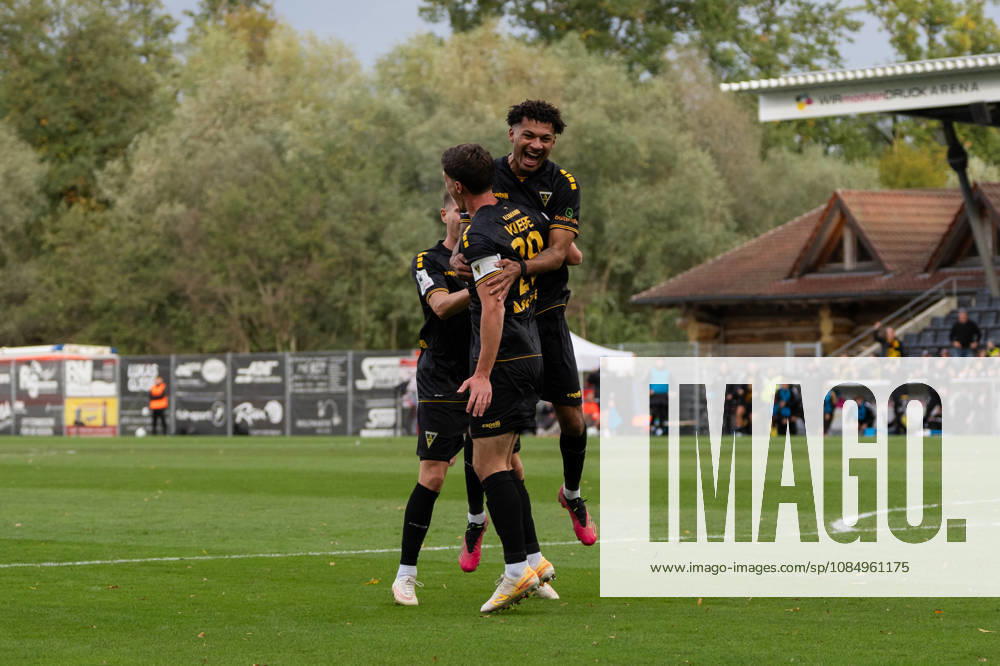 Soccer 3rd Division, VfB Stuttgart U23 vs. Alemannia Aachen, from left: Alemannia Aachen celebrates after Danilo Wiebe s 1-0 goal in the 28th minute, Alemannia Aachen vs. Großaspach