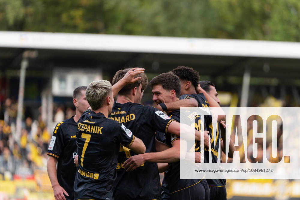 Soccer 3rd Division, VfB Stuttgart U23 vs. Alemannia Aachen, from left: Alemannia Aachen celebrates after Danilo Wiebe s 1-0 goal in the 28th minute, Alemannia Aachen vs. Großaspach