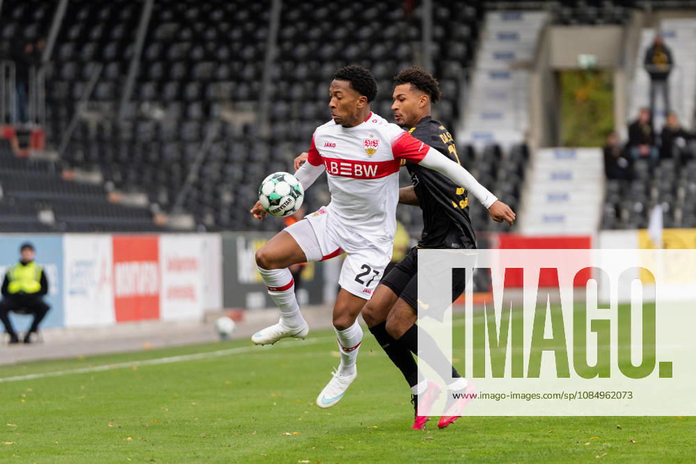 Soccer 3rd Division, VfB Stuttgart U23 vs. Alemannia Aachen, from left: Jarzinho Malanga 27, VfB Stuttgart II in a tackle with Joel da Silva Kiala 37, Alemannia Aachen Großaspach