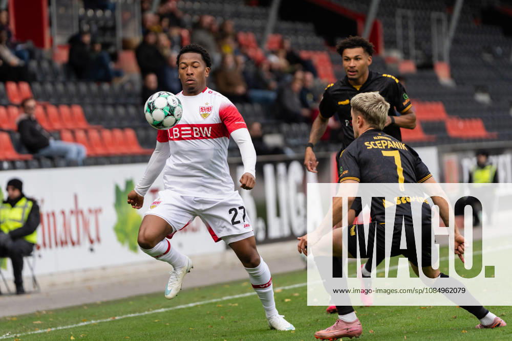Soccer 3rd Division, VfB Stuttgart U23 vs. Alemannia Aachen, from left: Jarzinho Malanga 27, VfB Stuttgart II in a tackle with Joel da Silva Kiala 37, Alemannia Aachen and Lukas Scepanik 7, Alemannia Aachen vs. Großaspach