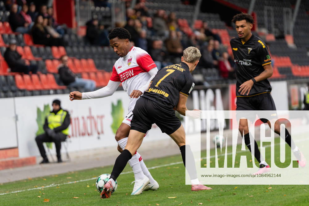 Soccer 3rd Division, VfB Stuttgart U23 vs. Alemannia Aachen, from left: Jarzinho Malanga 27, VfB Stuttgart II in a tackle with Lukas Scepanik 7, Alemannia Aachen and Joel da Silva Kiala 37, Alemannia Aachen vs. Großaspach
