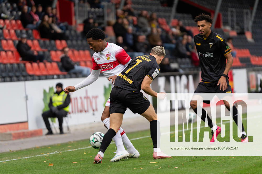 Soccer 3rd Division, VfB Stuttgart U23 vs. Alemannia Aachen, from left: Jarzinho Malanga 27, VfB Stuttgart II in a tackle with Lukas Scepanik 7, Alemannia Aachen and Joel da Silva Kiala 37, Alemannia Aachen vs. Großaspach