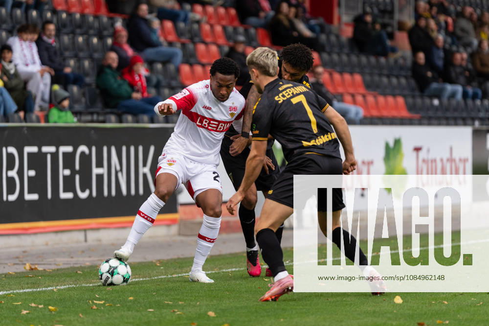 Soccer 3rd Division, VfB Stuttgart U23 vs. Alemannia Aachen, from left: Jarzinho Malanga 27, VfB Stuttgart II in a tackle with Lukas Scepanik 7, Alemannia Aachen and Joel da Silva Kiala 37, Alemannia Aachen vs. Großaspach