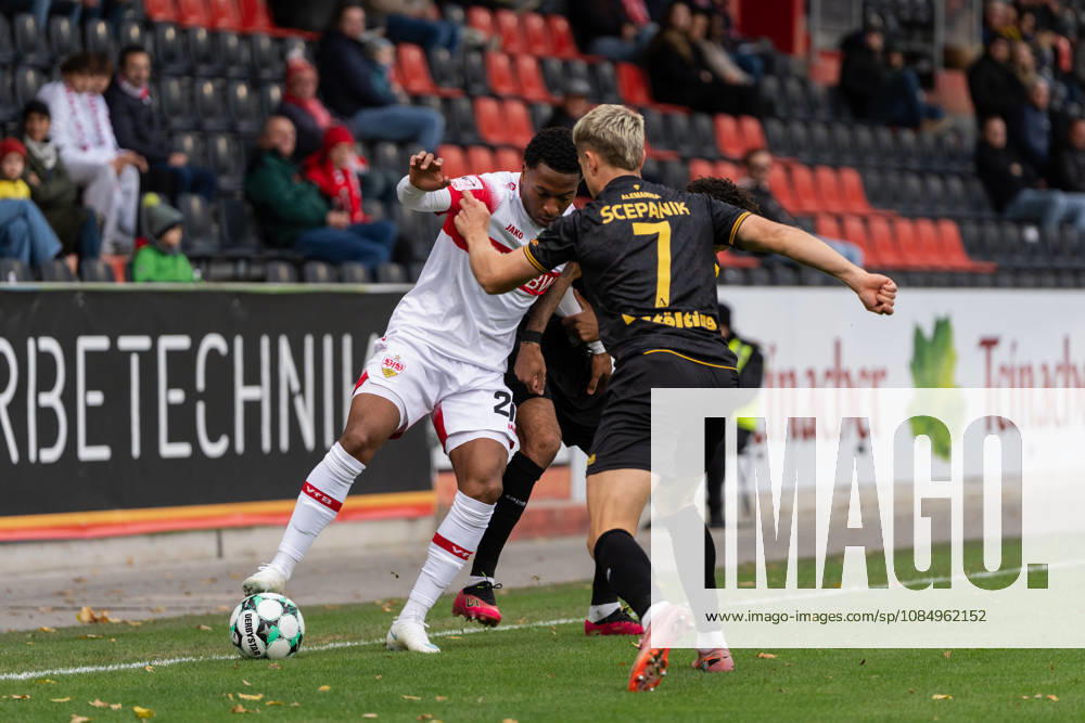 Soccer 3rd Division, VfB Stuttgart U23 vs. Alemannia Aachen, from left: Jarzinho Malanga 27, VfB Stuttgart II in a tackle with Lukas Scepanik 7, Alemannia Aachen and Joel da Silva Kiala 37, Alemannia Aachen vs. Großaspach