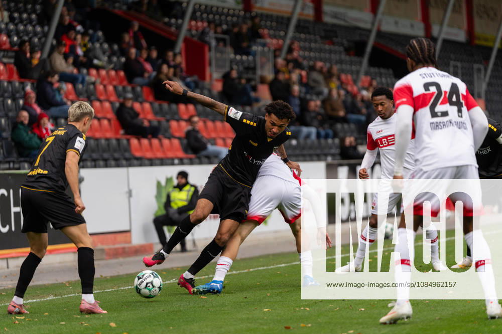 Soccer 3rd Division, VfB Stuttgart U23 vs. Alemannia Aachen, from left to right: Joel da Silva Kiala 37, Alemannia Aachen in a tackle, Lukas Scepanik 7, Alemannia Aachen, right: Joyeux Masanka Bungi 24, VfB Stuttgart II vs. Großaspach