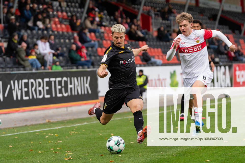 Soccer 3rd Division, VfB Stuttgart U23 vs. Alemannia Aachen, from left: cross by Lukas Scepanik (7), Alemannia Aachen s Yanik Spalt (8), VfB Stuttgart II tries to block Großaspach
