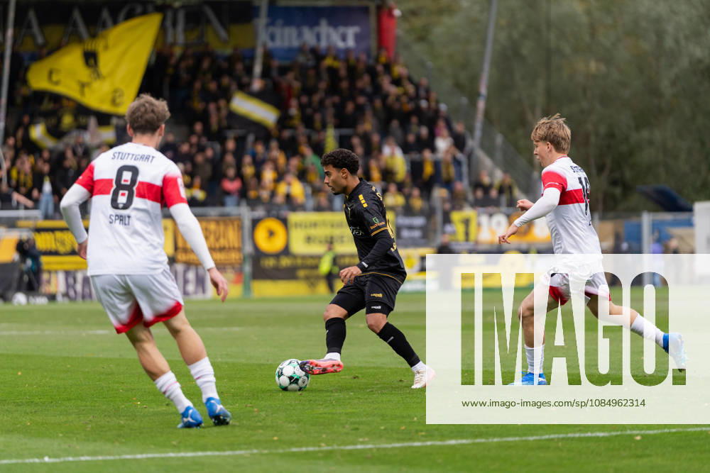 Soccer 3rd Division, VfB Stuttgart U23 vs. Alemannia Aachen, from left to right: Mehdi Loune dribbling, 10, Alemannia Aachen, Großaspach